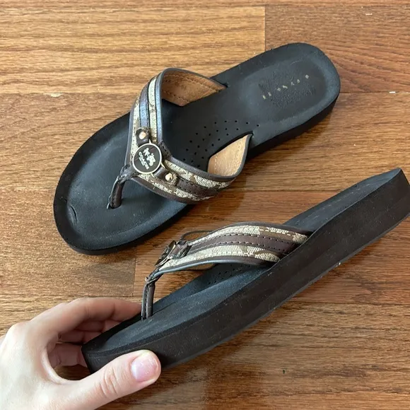Coach Jasmine brown leather trim monogram thong sandals size 5.5