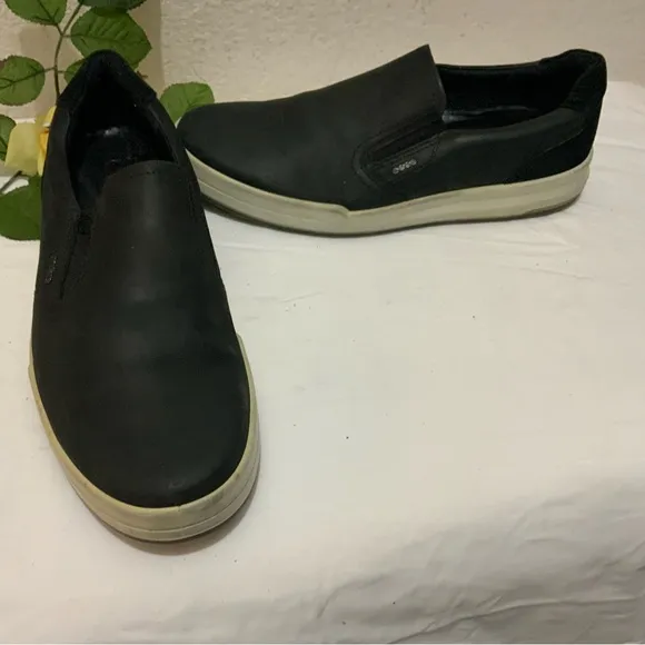 Ecco men’s leather casual slip on loafers. Size 43/ US 10