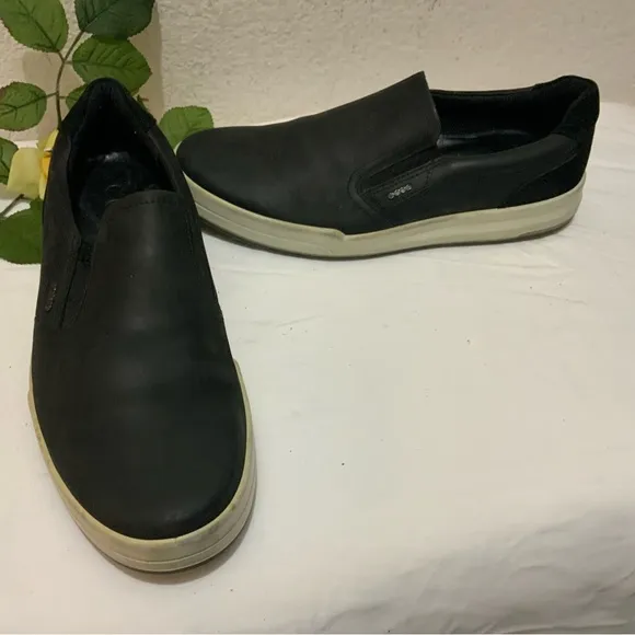 Ecco men’s leather casual slip on loafers. Size 43/ US 10