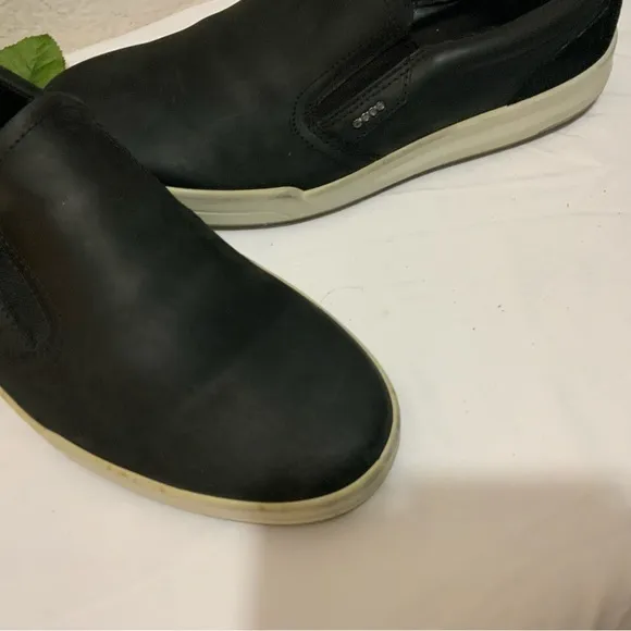 Ecco men’s leather casual slip on loafers. Size 43/ US 10
