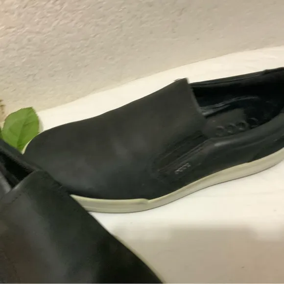 Ecco men’s leather casual slip on loafers. Size 43/ US 10