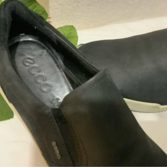 Ecco men’s leather casual slip on loafers. Size 43/ US 10