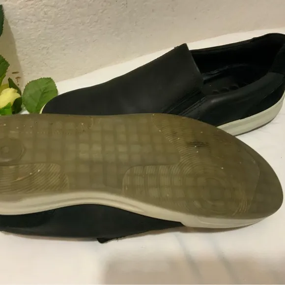 Ecco men’s leather casual slip on loafers. Size 43/ US 10