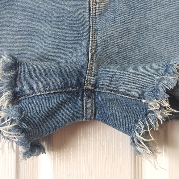 Hudson Gemma Medium Wash Mid Rise Relaxed Fit Cut Off Raw Hem Denim Shorts 26