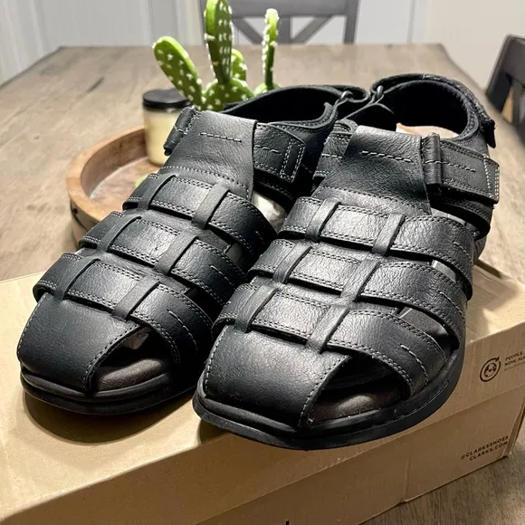NIB Clark’s men’s close toed sandals wide width