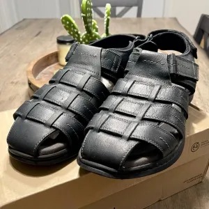 NIB Clark’s men’s close toed sandals wide width