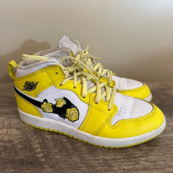 Nike Air Jordan 1 Mid Dynamic Yellow Rose Sneakers AV5173-700 Youth Size 2.5