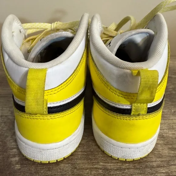 Nike Air Jordan 1 Mid Dynamic Yellow Rose Sneakers AV5173-700 Youth Size 2.5