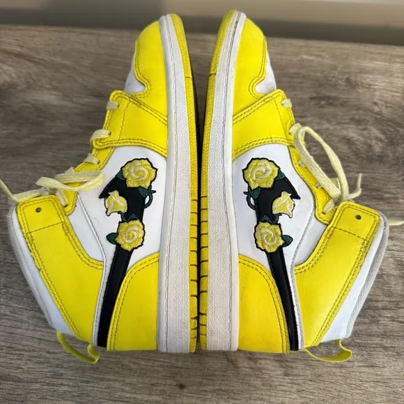Nike Air Jordan 1 Mid Dynamic Yellow Rose Sneakers AV5173-700 Youth Size 2.5