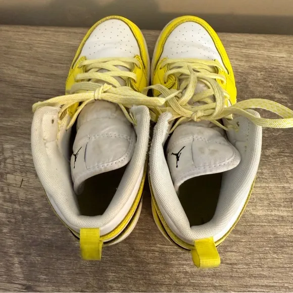 Nike Air Jordan 1 Mid Dynamic Yellow Rose Sneakers AV5173-700 Youth Size 2.5