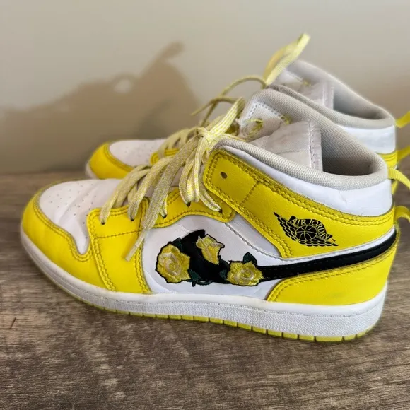 Nike Air Jordan 1 Mid Dynamic Yellow Rose Sneakers AV5173-700 Youth Size 2.5