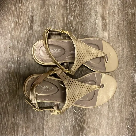 Rockport | Total Motion Zosia Thong Sandals In Gold Leather Size 7 NEW