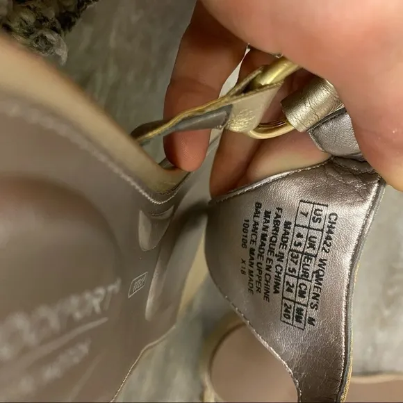 Rockport | Total Motion Zosia Thong Sandals In Gold Leather Size 7 NEW