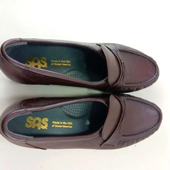SAS NWOT Classic Timeless Slip-On Leather Loafer Woman's 8.5. Burgandy/Brownish.