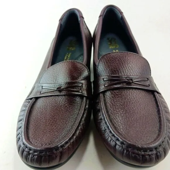 SAS NWOT Classic Timeless Slip-On Leather Loafer Woman's 8.5. Burgandy/Brownish.