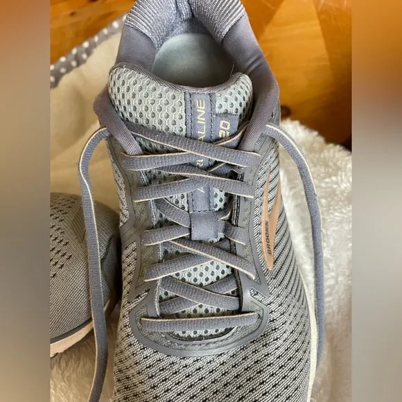 Size 9.5 Brooks Womens Adrenaline GTS 20 Gray and purple Running Shoes Sneakers