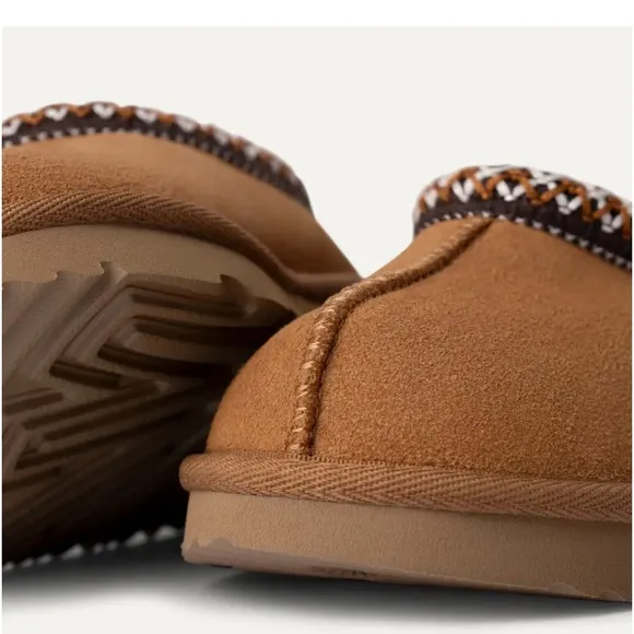 Tasman Il Slipper kids Color: Chestnut size 8 unisex, gently used .