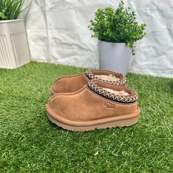 Tasman Il Slipper kids Color: Chestnut size 8 unisex, gently used .