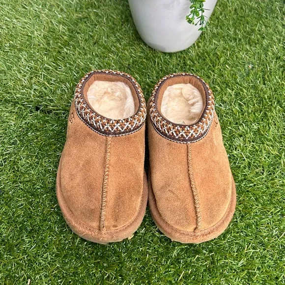 Tasman Il Slipper kids Color: Chestnut size 8 unisex, gently used .