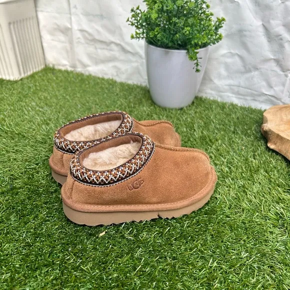 Tasman Il Slipper kids Color: Chestnut size 8 unisex, gently used .