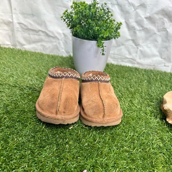 Tasman Il Slipper kids Color: Chestnut size 8 unisex, gently used .
