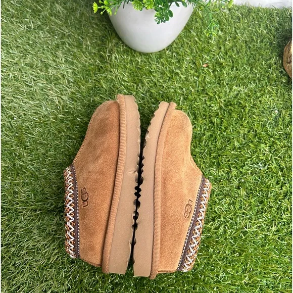 Tasman Il Slipper kids Color: Chestnut size 8 unisex, gently used .