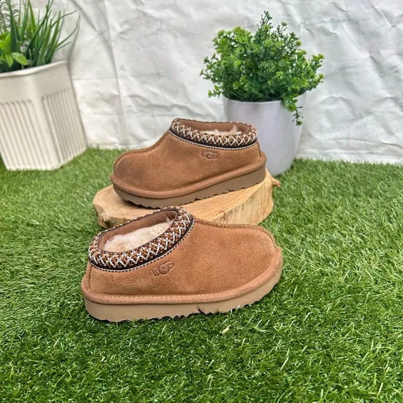 Tasman Il Slipper kids Color: Chestnut size 8 unisex, gently used .