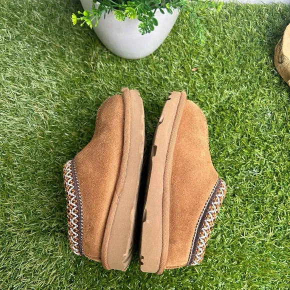 Tasman Il Slipper kids Color: Chestnut size 8 unisex, gently used .