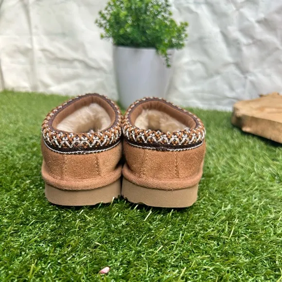Tasman Il Slipper kids Color: Chestnut size 8 unisex, gently used .