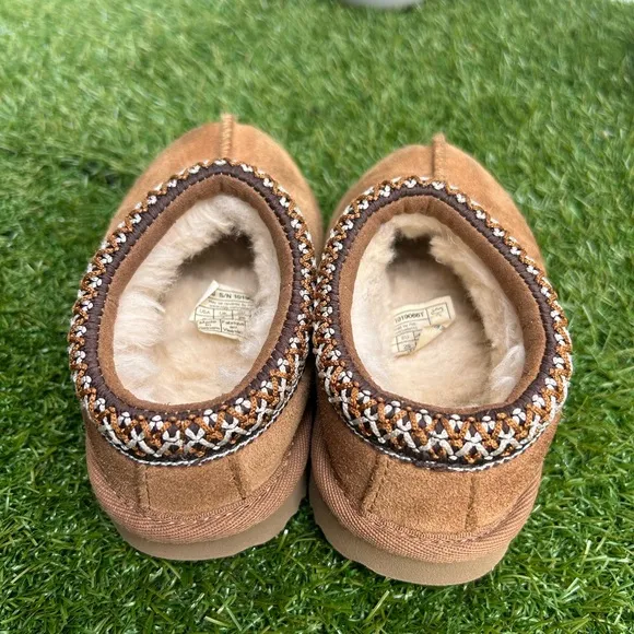 Tasman Il Slipper kids Color: Chestnut size 8 unisex, gently used .