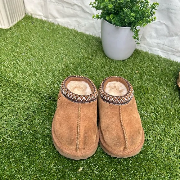 Tasman Il Slipper kids Color: Chestnut size 8 unisex, gently used .